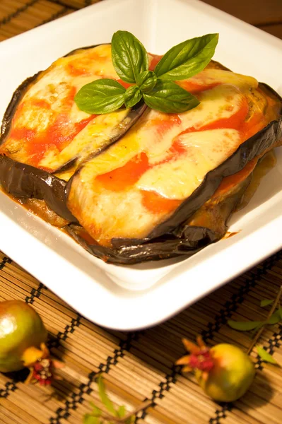Баклажан с помидорами и сыром — стоковое фото