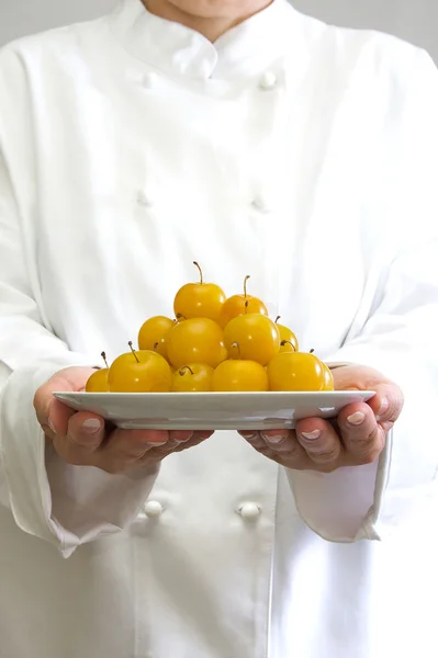 Maträtt av gula plommon — Stockfoto
