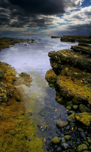 Вода, небо і камінь — стокове фото