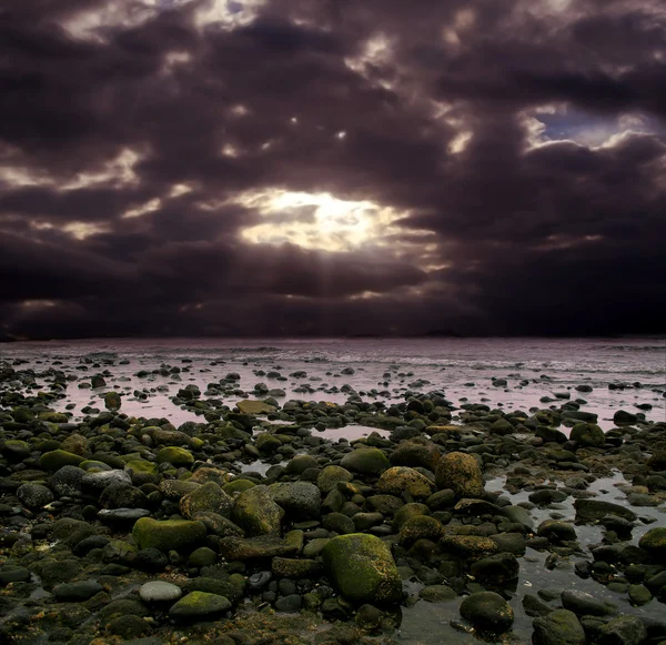 Cielo violeta en el océano — Foto de Stock