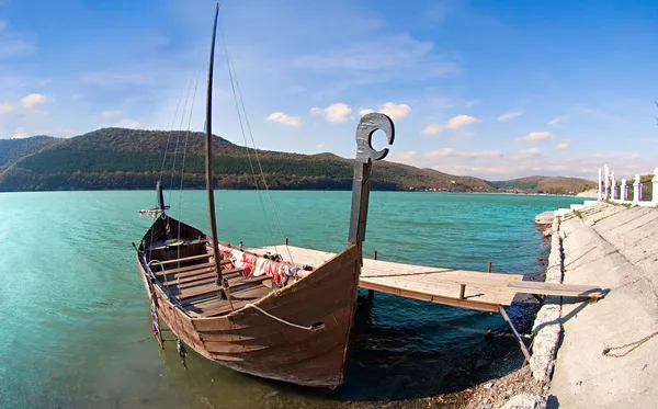 Old boat on Abrau lake — Stock Photo, Image