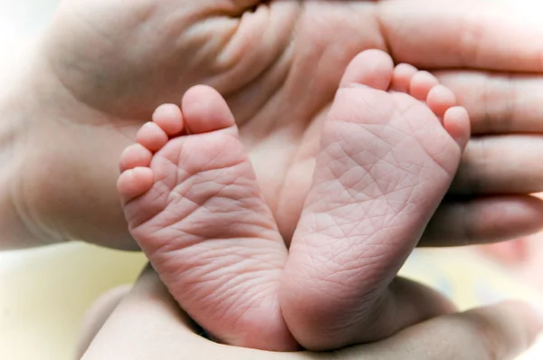 Małe stopy dziecka — Zdjęcie stockowe