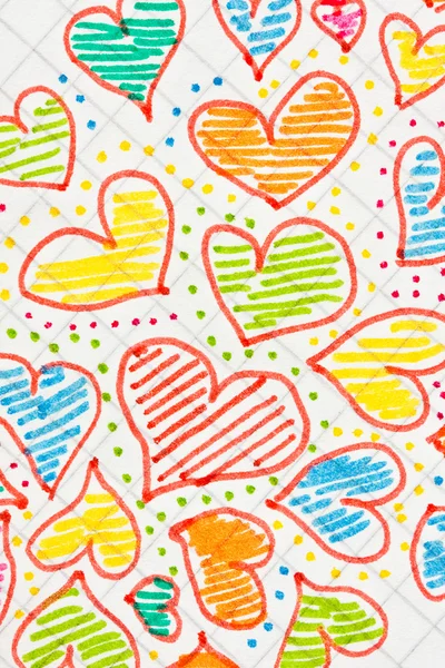 bir kağıda çizilmiş renkli Kalpler