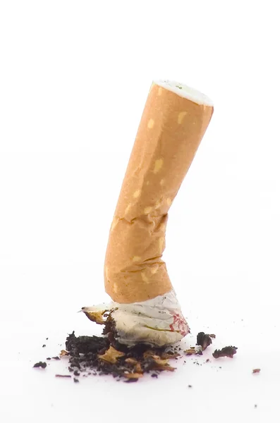 Сигарети роздавити — стокове фото