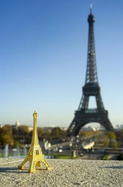 Torre Eiffel y miniatura —  Fotos de Stock
