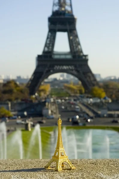 Eiffelturm und Miniatur — Stockfoto