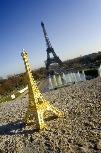 Eiffelova věž a miniaturní — Stock fotografie