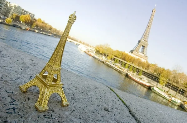 Torre Eiffel e miniatura — Fotografia de Stock
