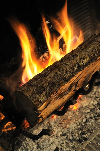 Madeira de fogo em uma chaminé — Fotografia de Stock