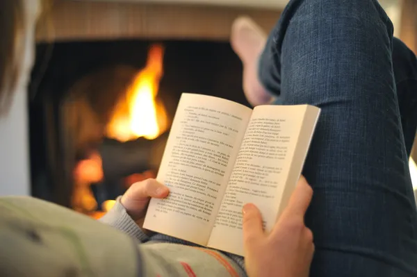 Leitura na frente de cheminey — Fotografia de Stock