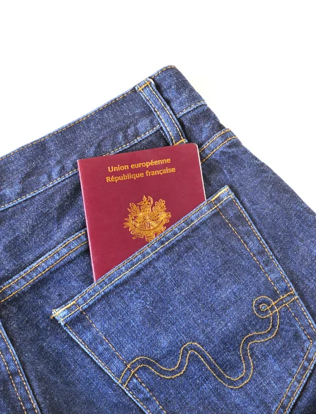 Паспорт в джинсовом кармане — стоковое фото