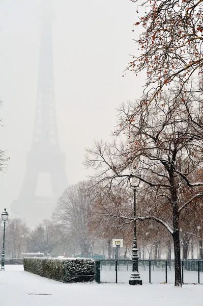 Wieża Eiffla ze śniegiem — Zdjęcie stockowe