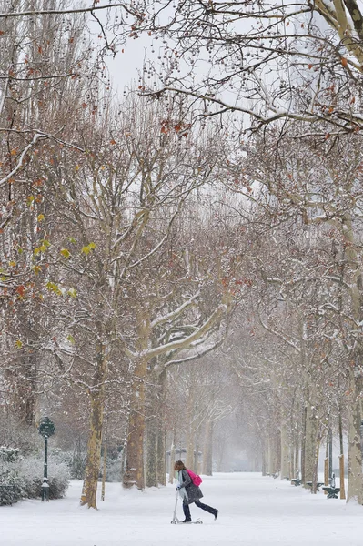 Sníh v Paříži - kluk na skútru — Stock fotografie