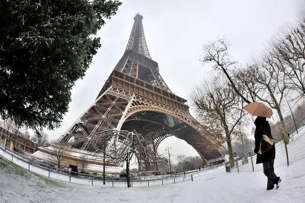 Эйфелева башня со снегом — стоковое фото