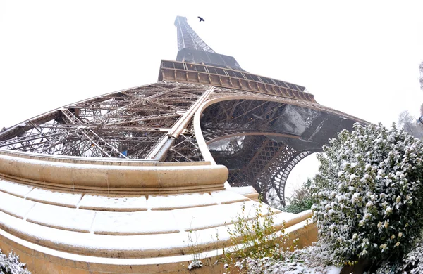 Эйфелева башня со снегом — стоковое фото