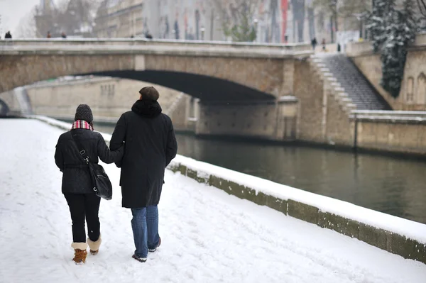 Сніг в Парижі прогулянка — стокове фото