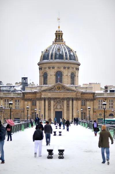 Снег в Париже — стоковое фото
