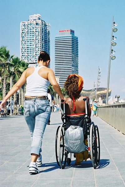 Hilfe für einen Rollstuhl — Stockfoto