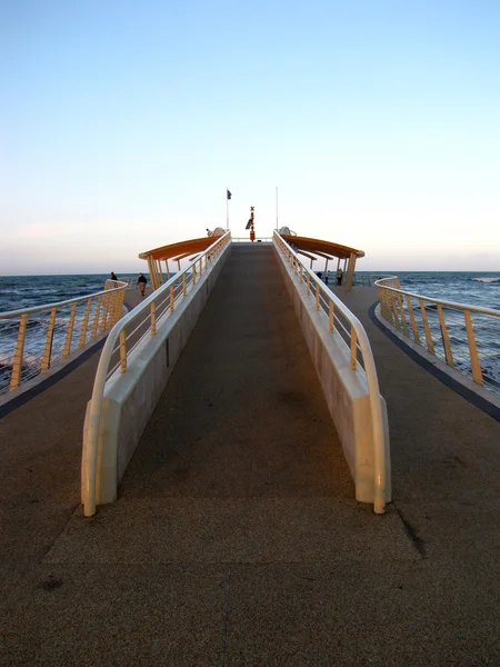 Lido di Camaiore - moderne Seebrücke — Stockfoto