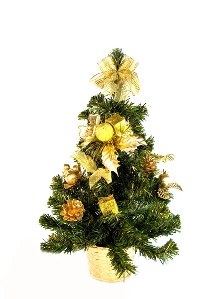 Рождественская елка с конусами и подарками — стоковое фото
