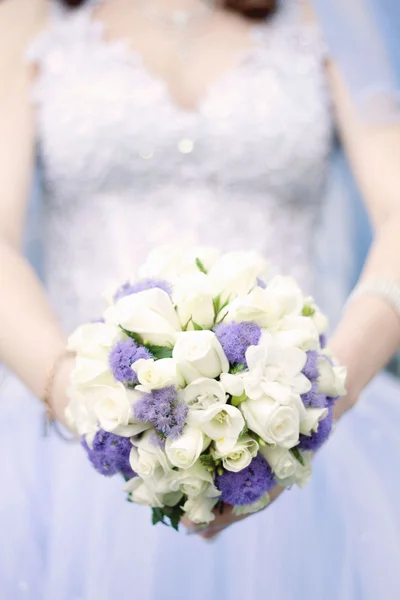 Nevěsta se svatební kyticí — Stock fotografie