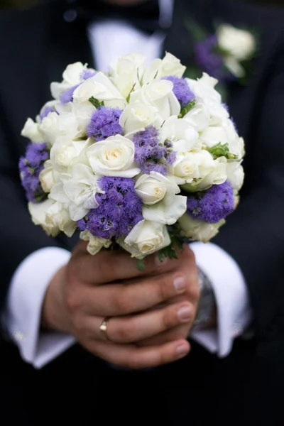 結婚式の花束を持った新郎 — ストック写真