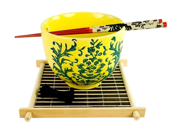 Японская керамическая плита с деревянными — стоковое фото