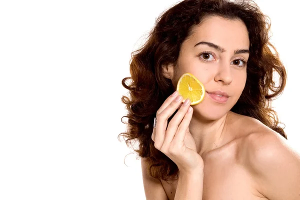 Портрет красивой женщины с лимоном — стоковое фото