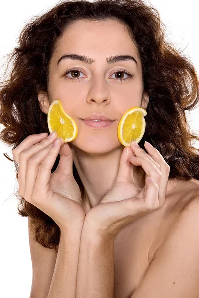Портрет красивой женщины с лимоном — стоковое фото