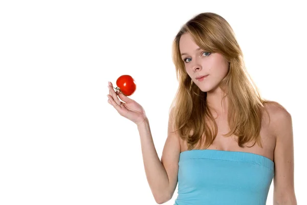Junge schöne Frau mit Tomate — Stockfoto