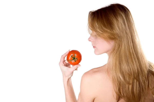 Joven hermosa mujer con tomate — Foto de Stock