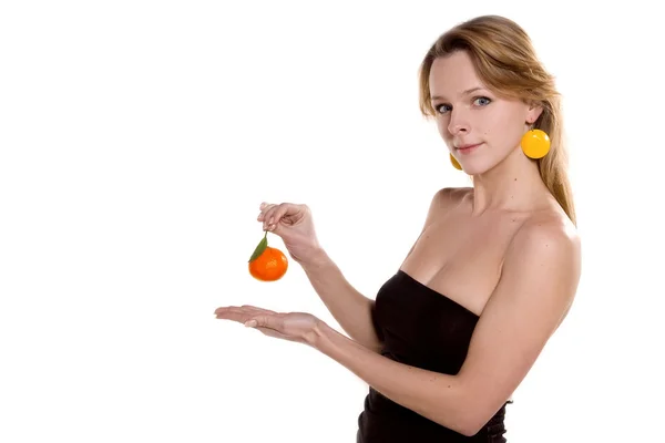 Porträt einer schönen Frau mit Orange — Stockfoto
