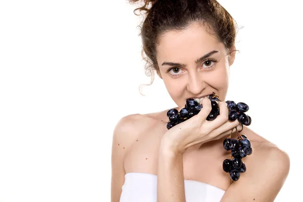 Femme attrayante avec des raisins — Photo
