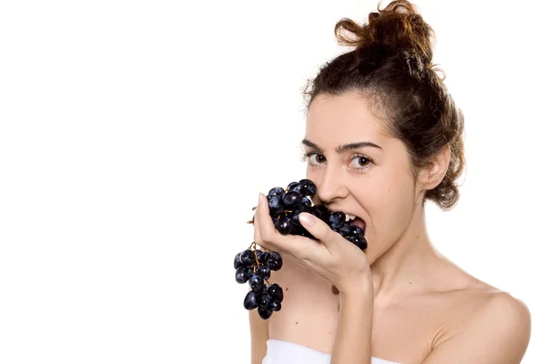 Femme attrayante avec des raisins — Photo