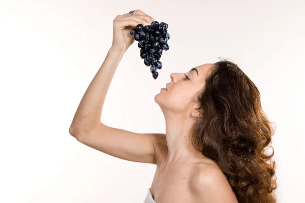 Привлекательная женщина с виноградом — стоковое фото