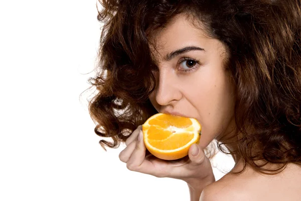 Porträt einer schönen Frau mit Orange — Stockfoto