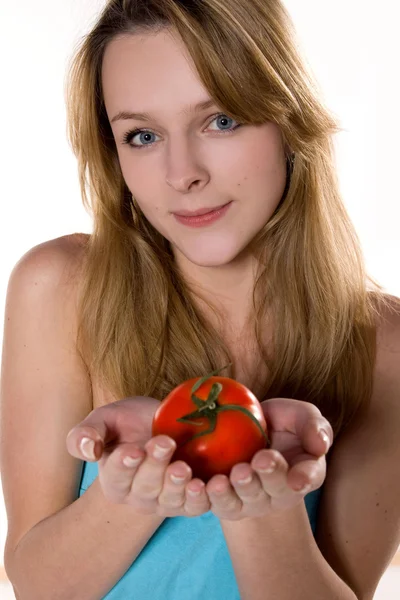 Jovem mulher bonita com tomate — Fotografia de Stock