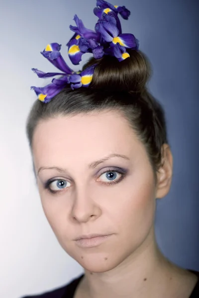 Flicka med en blomma i håret — Stockfoto