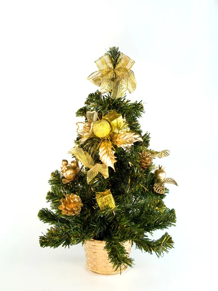 Рождественская елка с конусами и подарками — стоковое фото