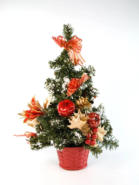 Bont-kerstboom met kegels en giften — Stockfoto