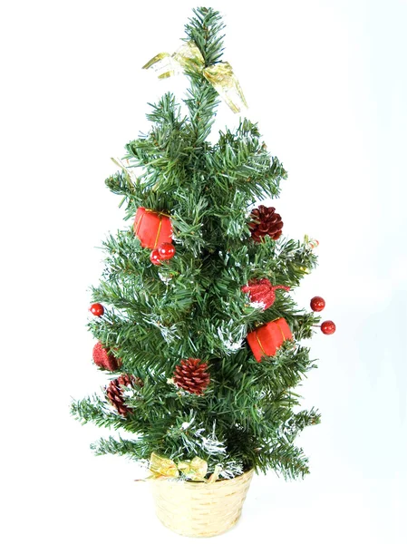 Árbol de piel de Navidad con conos y regalos —  Fotos de Stock