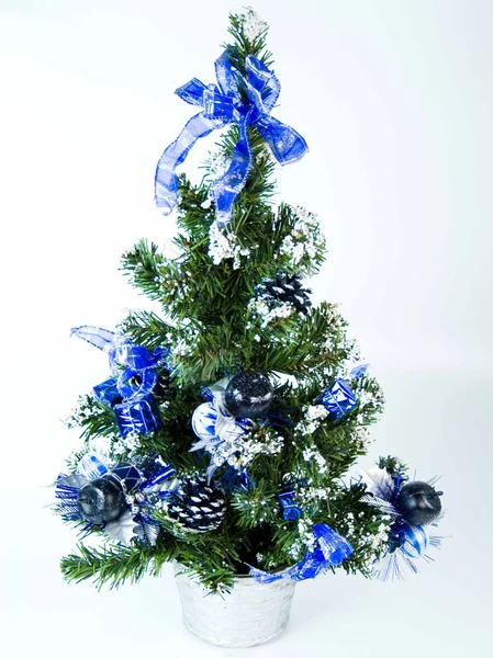 Árbol de piel de Navidad con conos y regalos — Foto de Stock