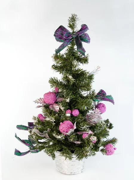 Bont-kerstboom met kegels en giften — Stockfoto