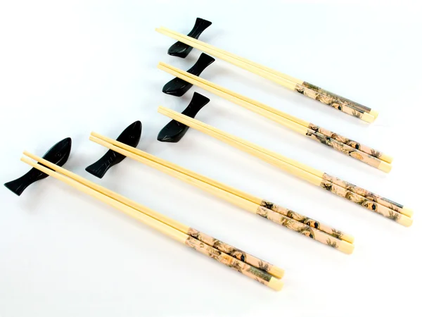 Бамбуковые палочки на белом — стоковое фото