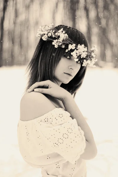 Flicka med en krans av blommor — Stockfoto
