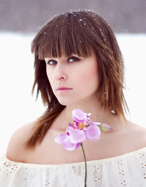Porträtt vacker flicka med blomma — Stockfoto