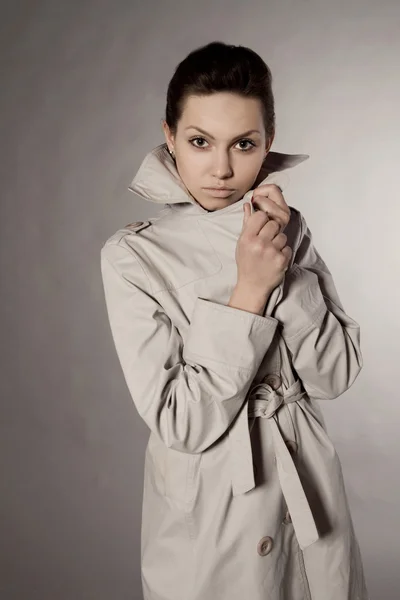 एका कोटमध्ये सुंदर स्त्रीचे पोर्ट्रेट — स्टॉक फोटो, इमेज