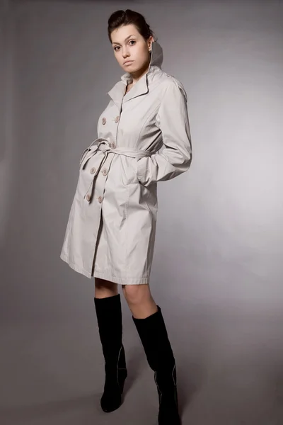 Ritratto di bella donna in cappotto — Foto Stock