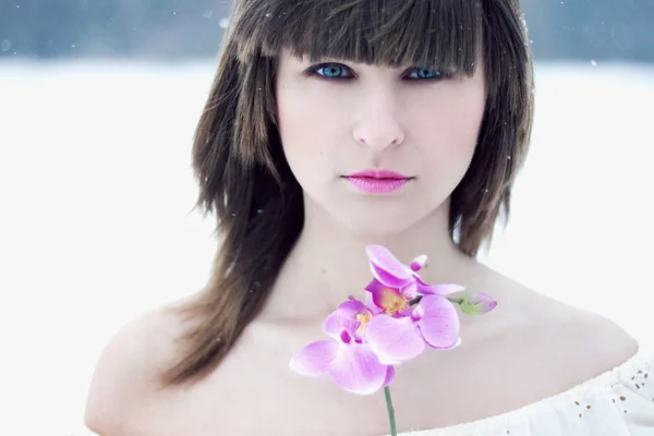 Porträtt vacker flicka med blomma — Stockfoto
