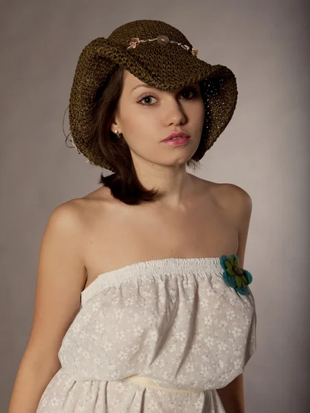 Portret van het mooie meisje in hoed — Stockfoto